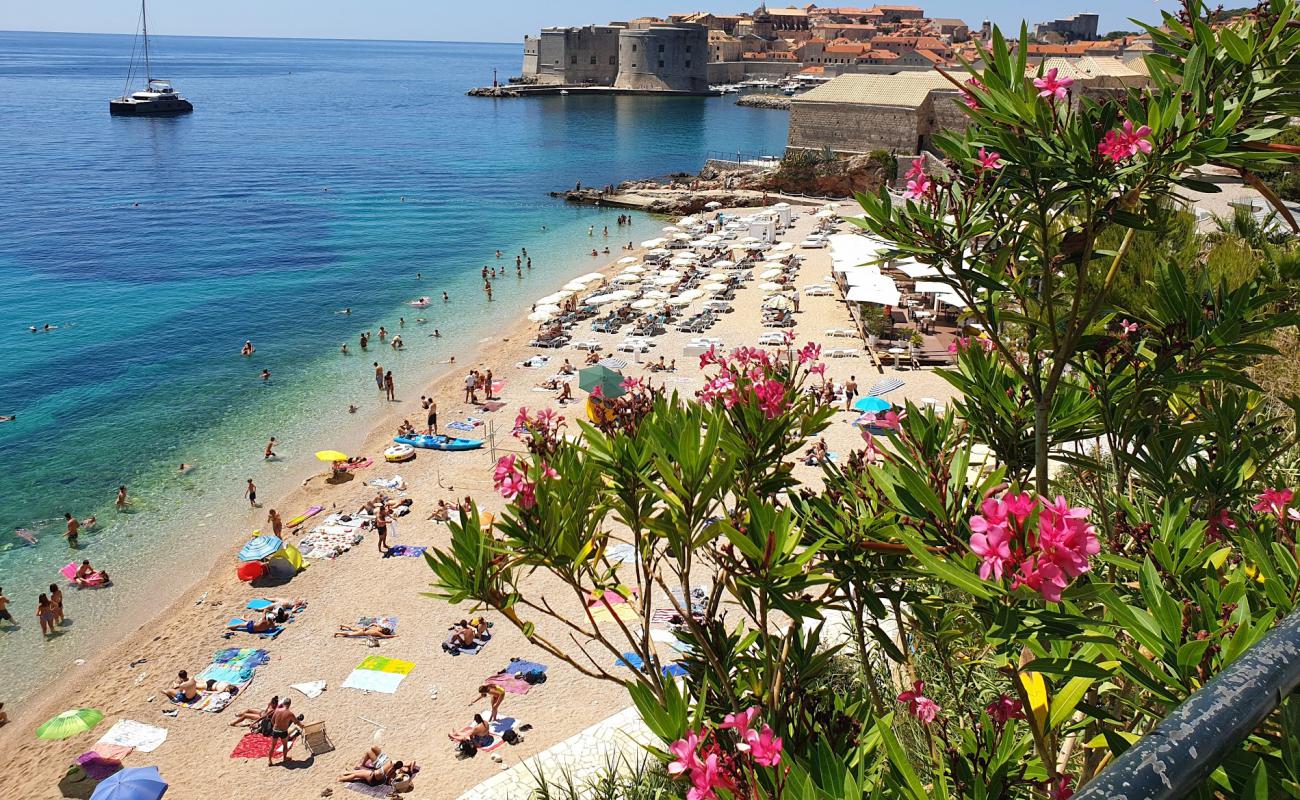 Banje beach'in fotoğrafı parlak kum yüzey ile