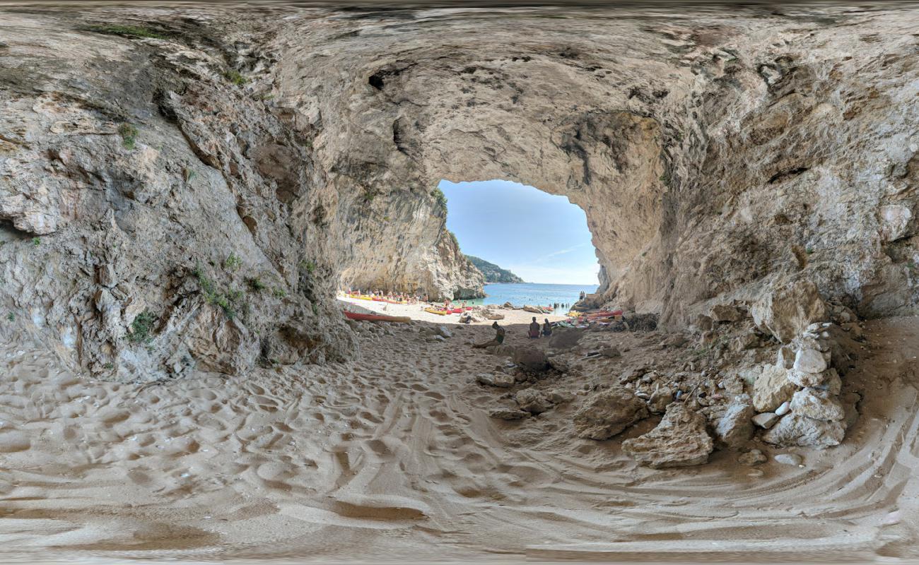 Betina Cave beach'in fotoğrafı hafif ince çakıl taş yüzey ile