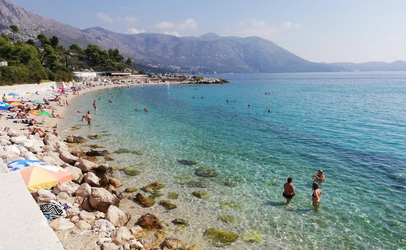 Kupari beach'in fotoğrafı hafif ince çakıl taş yüzey ile