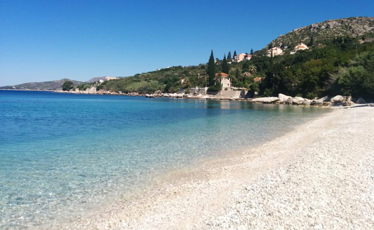 Plat beach'in fotoğrafı bej çakıl yüzey ile