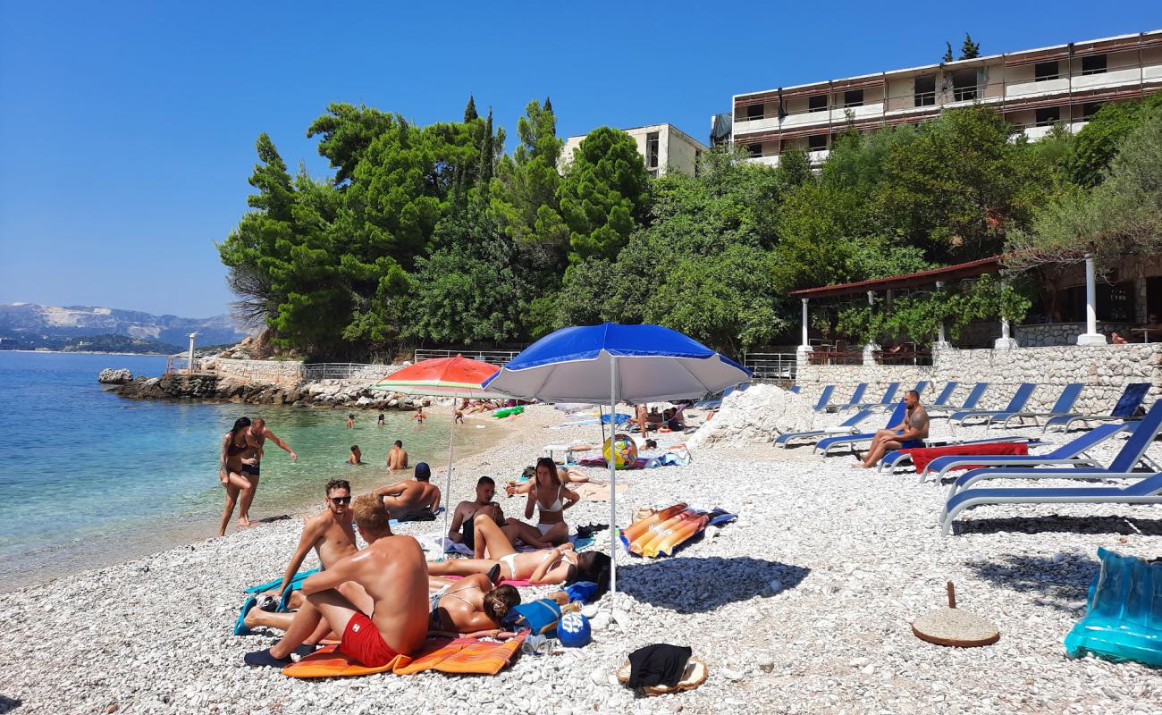 Orphee beach'in fotoğrafı hafif çakıl yüzey ile