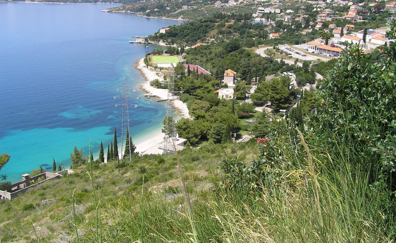 Bucanj beach'in fotoğrafı bej çakıl yüzey ile