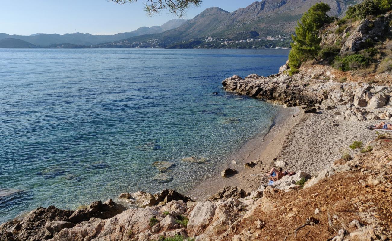 Tiha beach'in fotoğrafı küçük bej çakıl yüzey ile