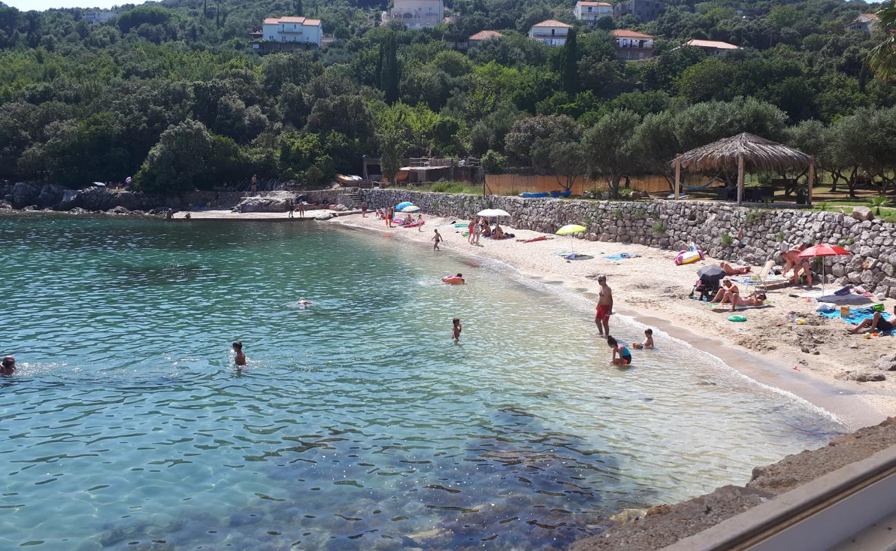 Molunat beach'in fotoğrafı hafif ince çakıl taş yüzey ile