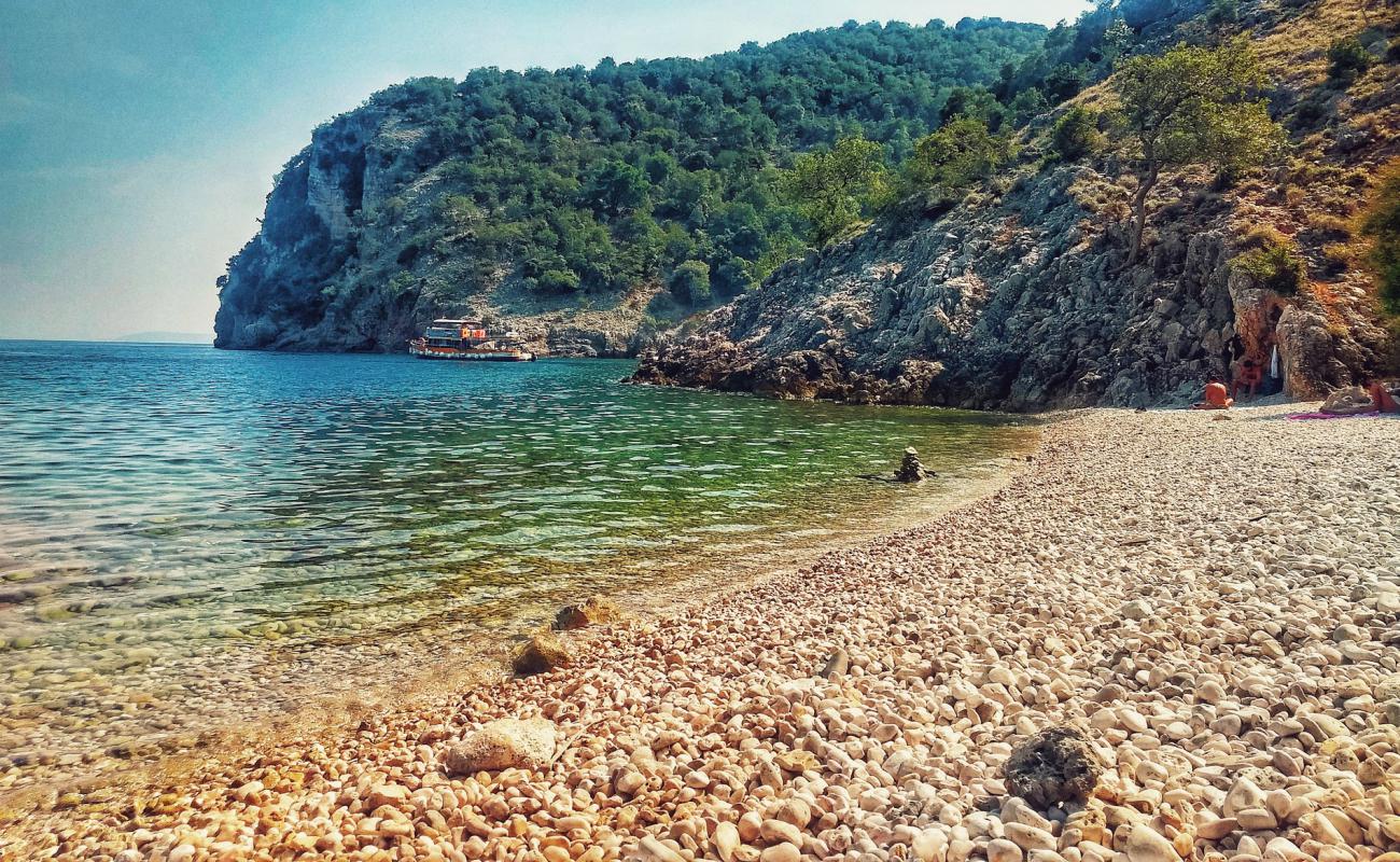 Burin'in fotoğrafı bej çakıl yüzey ile