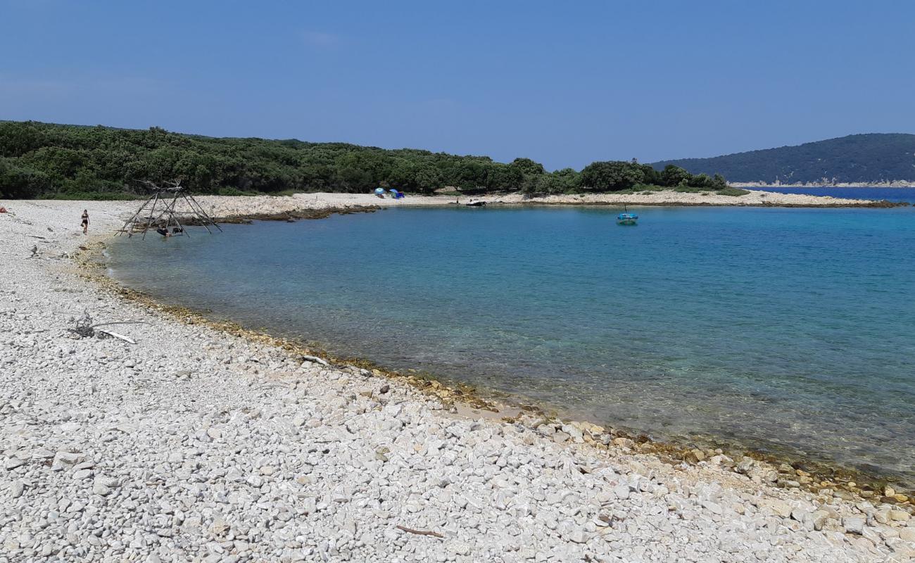 Tarej beach'in fotoğrafı bej çakıl yüzey ile