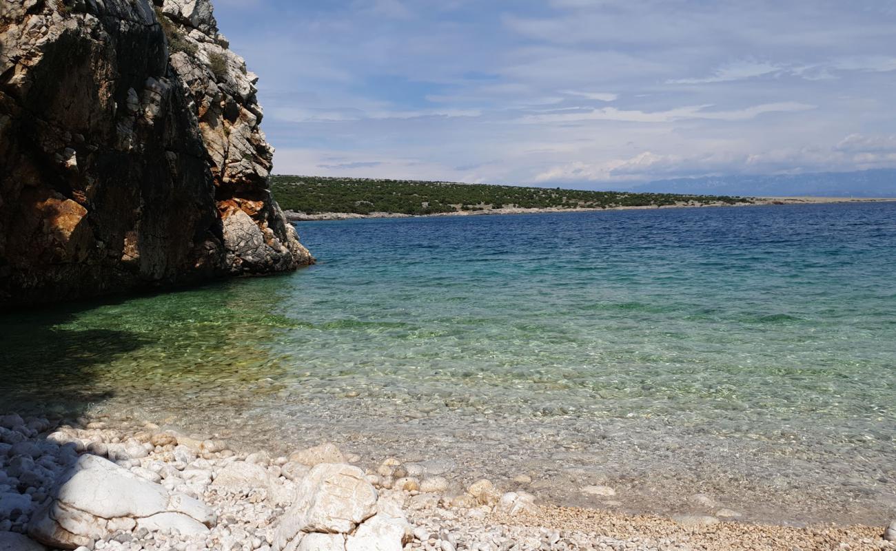 Uvala Krtaca'in fotoğrafı beyaz çakıl taş yüzey ile