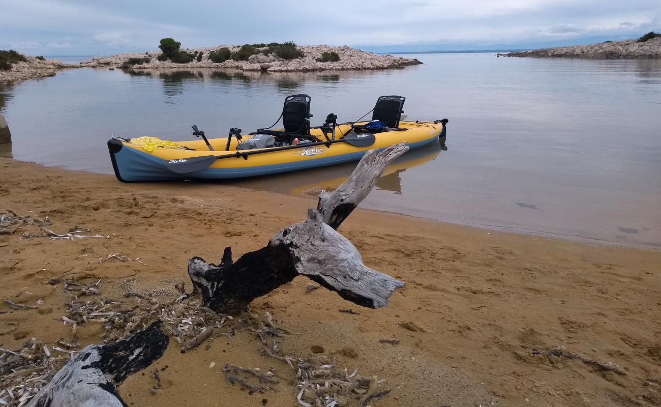 Menula beach'in fotoğrafı kahverengi kum yüzey ile