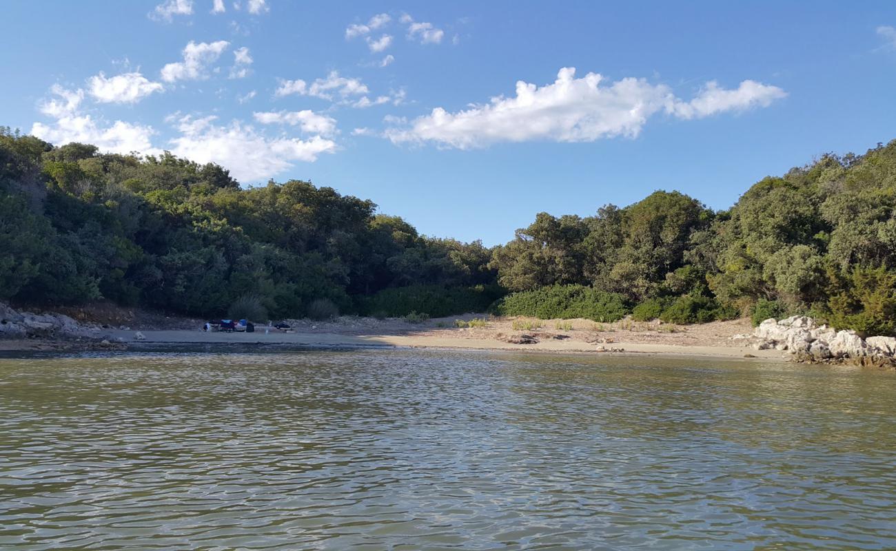 Lipanj beach'in fotoğrafı parlak kum yüzey ile