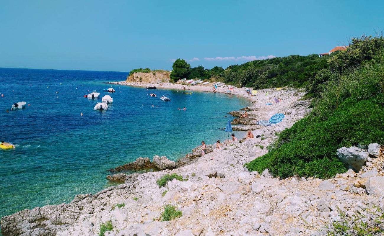Zaglav beach'in fotoğrafı bej çakıl yüzey ile