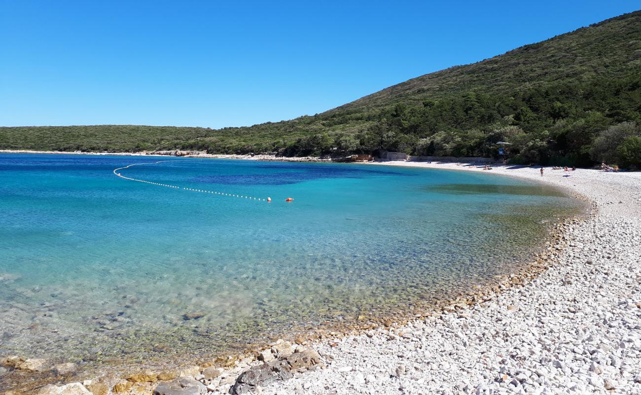 Slatina beach'in fotoğrafı bej çakıl yüzey ile