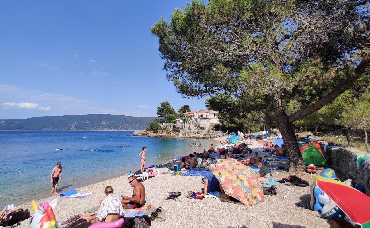 Valun beach'in fotoğrafı bej çakıl yüzey ile