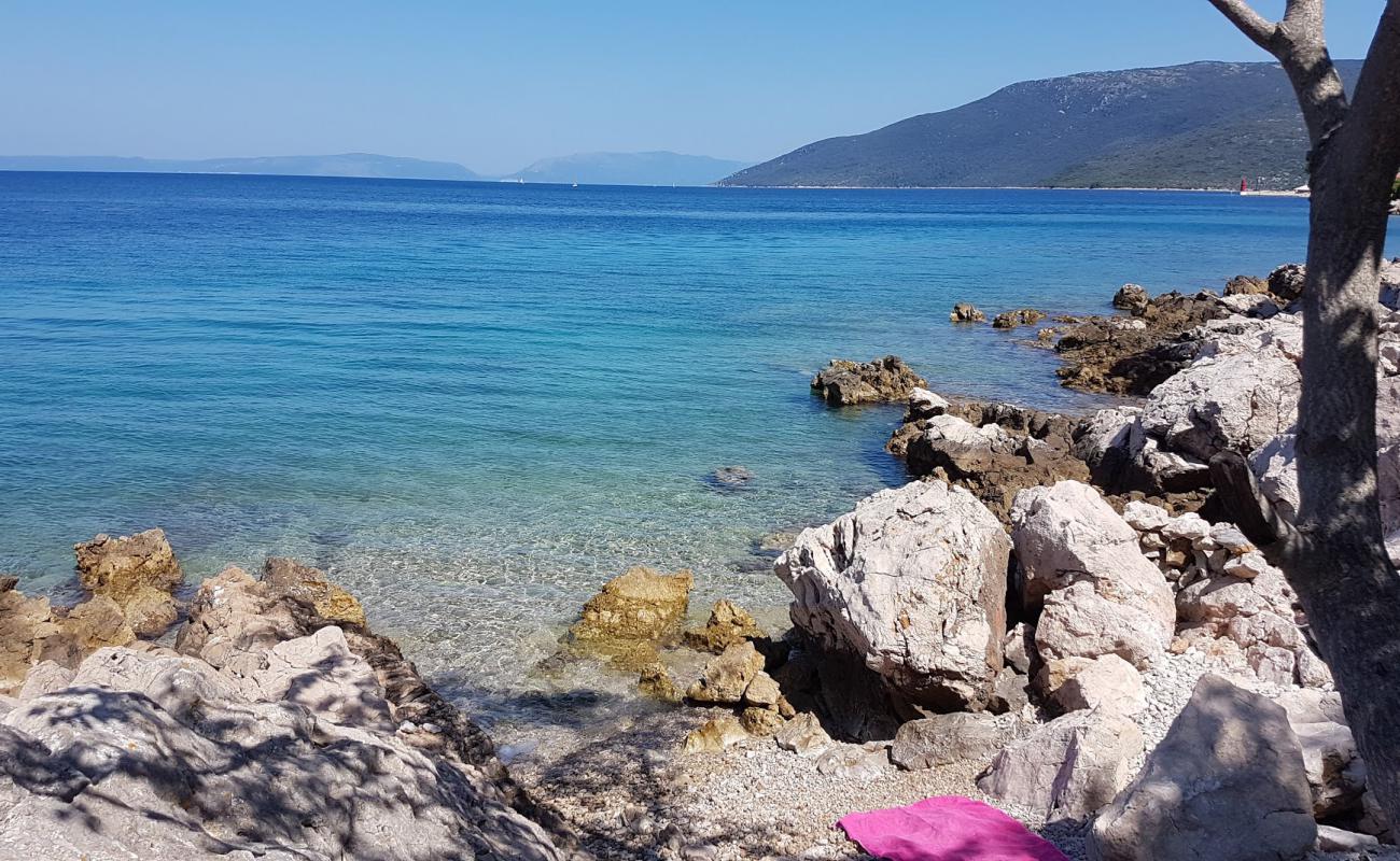 Divlja beach'in fotoğrafı taşlar yüzey ile