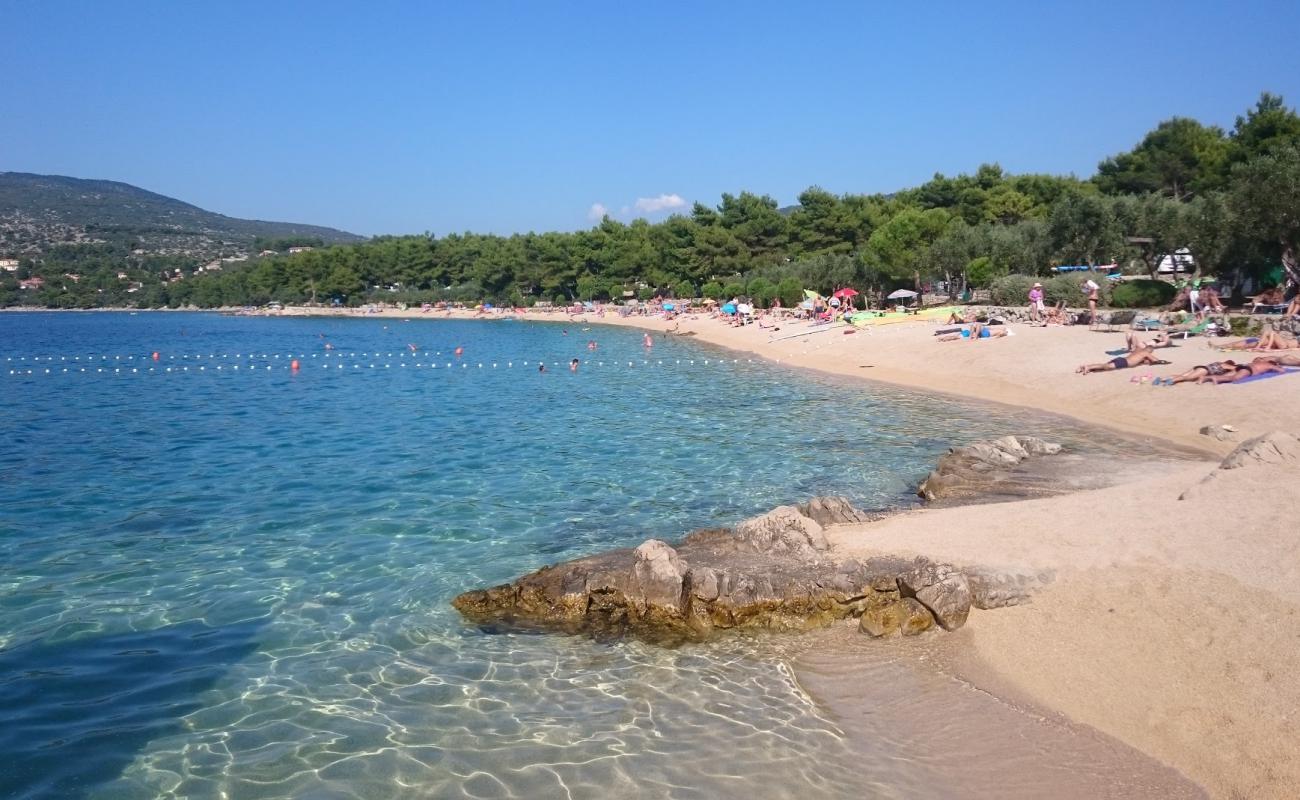 Kovacine beach'in fotoğrafı hafif ince çakıl taş yüzey ile