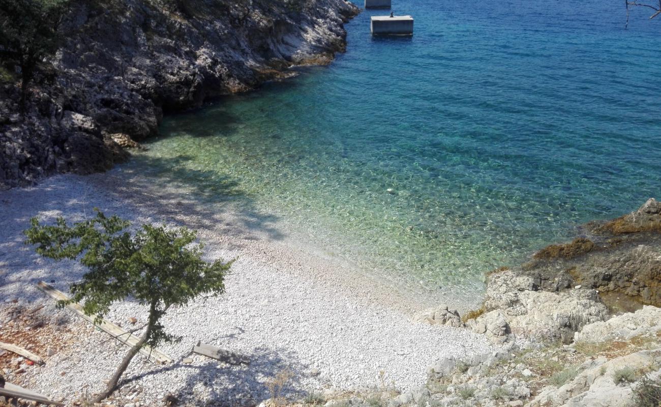 Porozina beach'in fotoğrafı beyaz çakıl taş yüzey ile