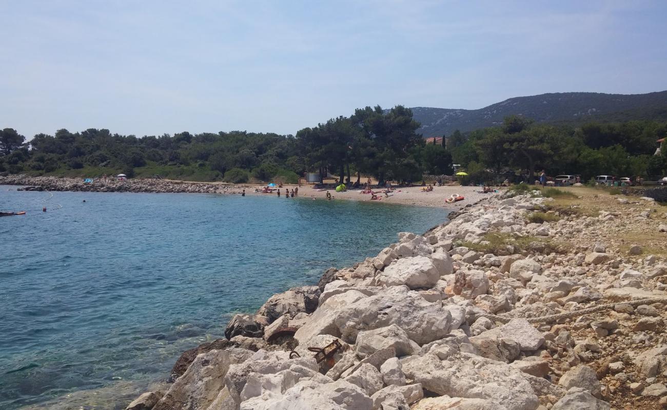 Mirna beach'in fotoğrafı küçük bej çakıl yüzey ile