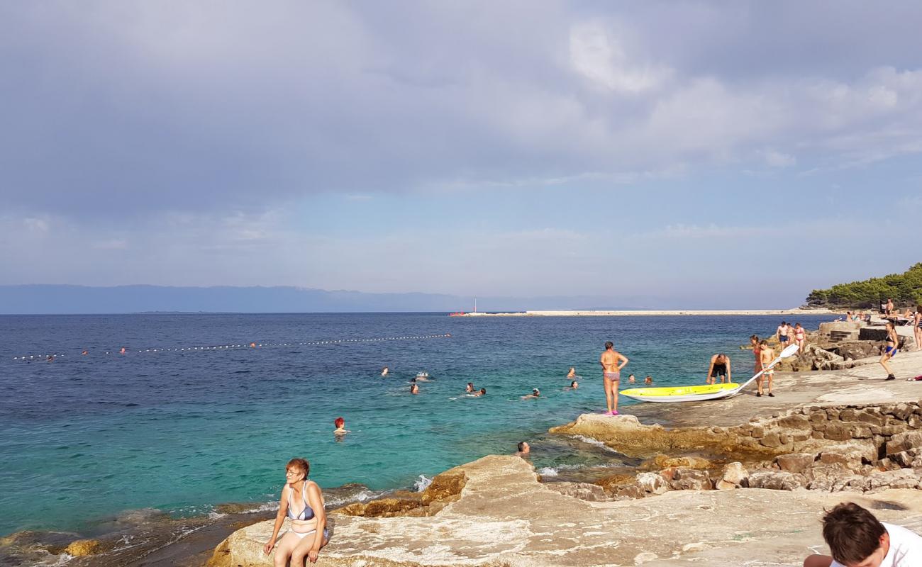 Rovanska beach'in fotoğrafı beton kaplı yüzey yüzey ile