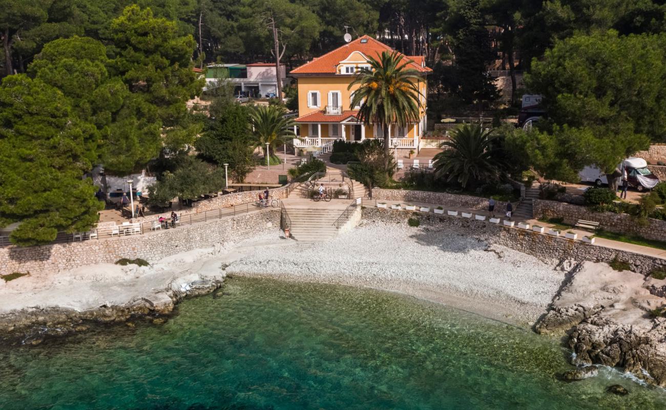 Mali Losinj'in fotoğrafı bej çakıl yüzey ile