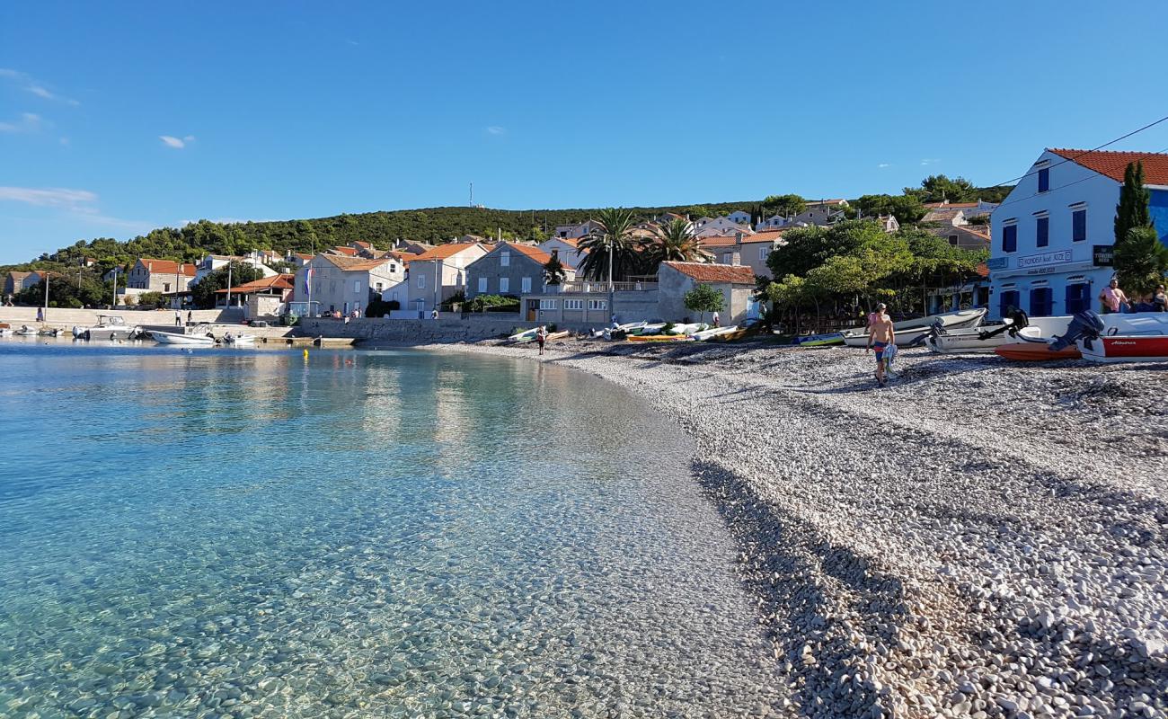 Luka Unije'in fotoğrafı beyaz çakıl taş yüzey ile