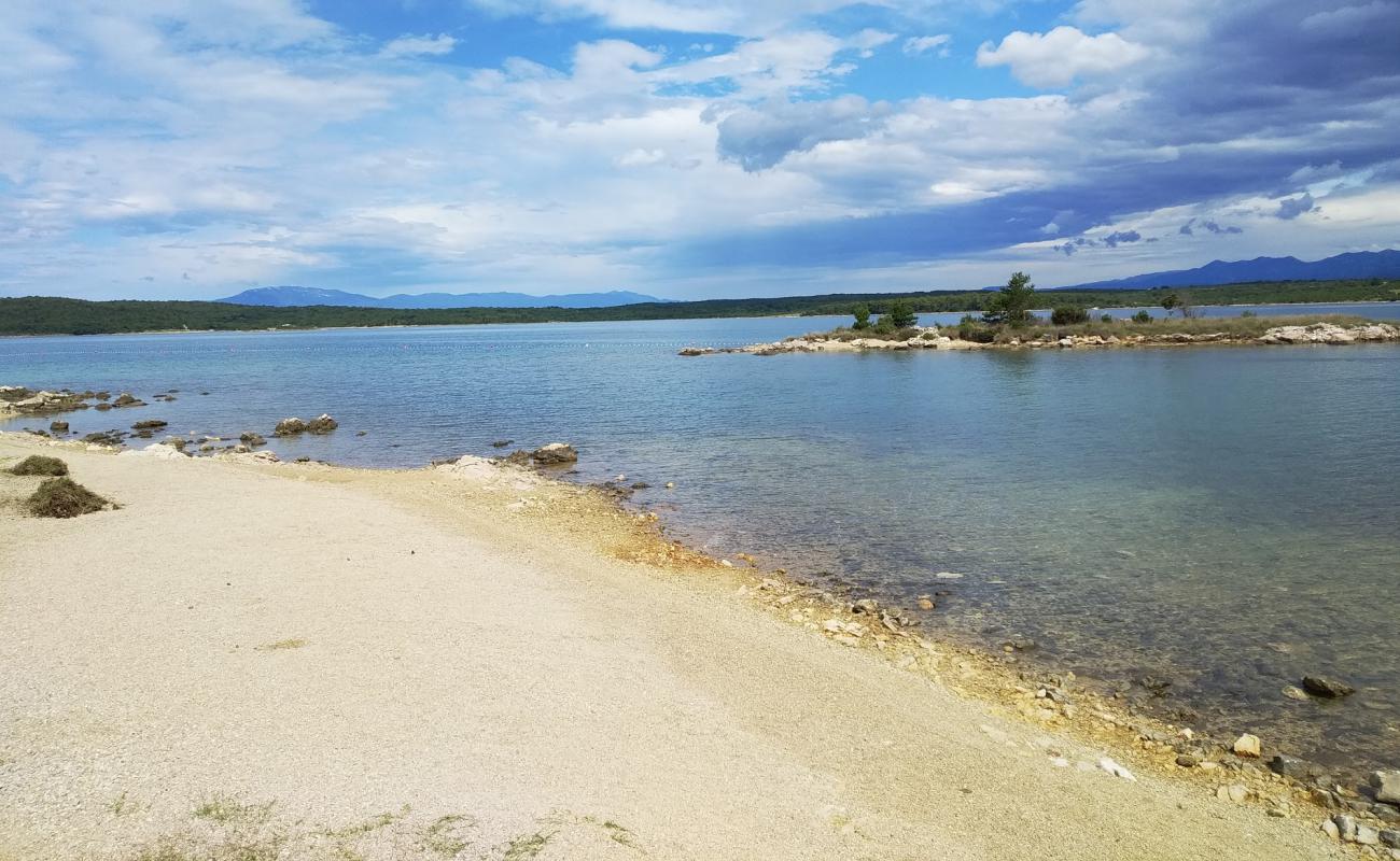 Plaza Mali Skoljic'in fotoğrafı hafif ince çakıl taş yüzey ile