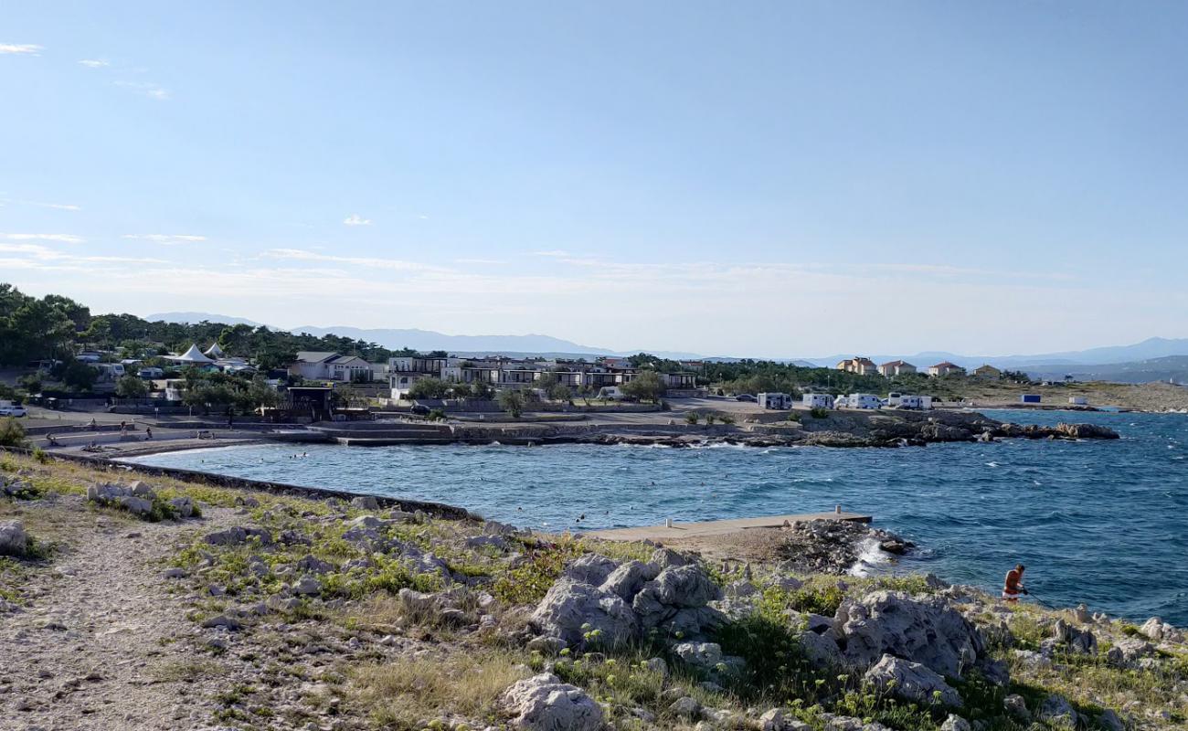 Camping Tiha beach'in fotoğrafı hafif çakıl yüzey ile