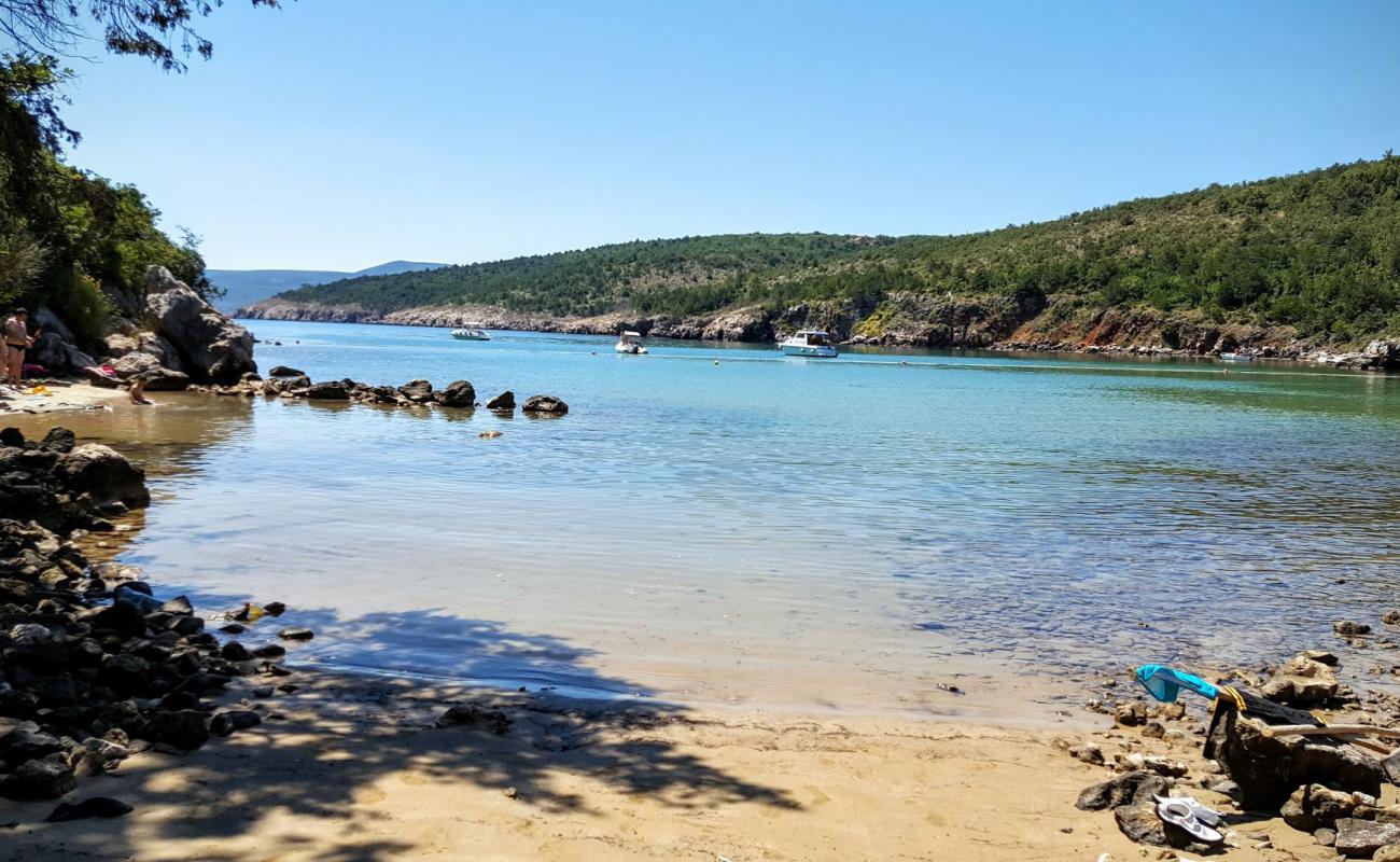 Petrina beach'in fotoğrafı parlak kum ve kayalar yüzey ile