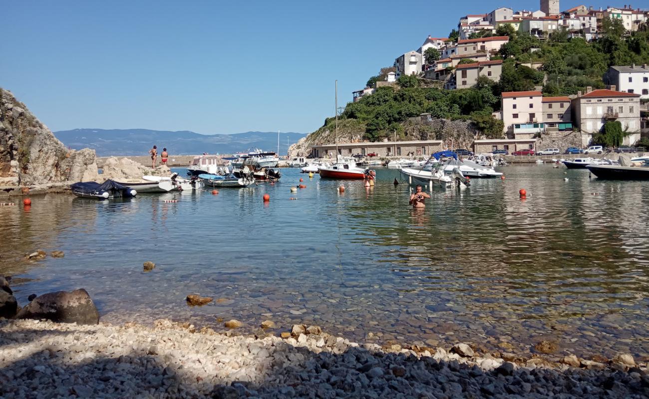 Nuluk beach'in fotoğrafı bej çakıl yüzey ile
