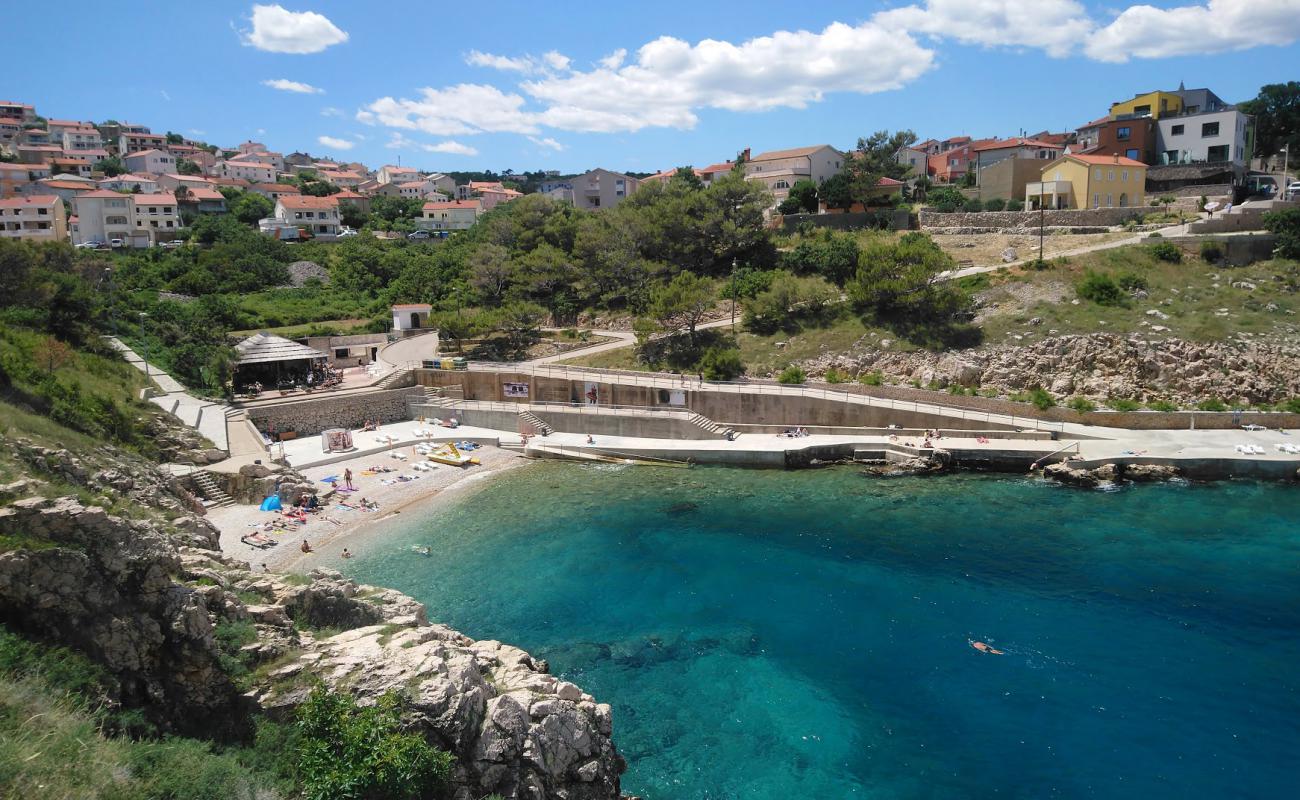 Vrbnik beach'in fotoğrafı hafif ince çakıl taş yüzey ile