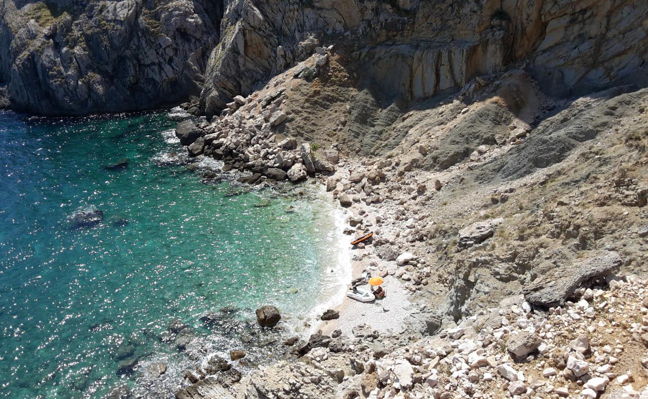 Skrinjica beach'in fotoğrafı beyaz çakıl taş yüzey ile