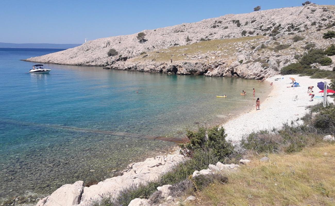 Surbova beach'in fotoğrafı beyaz çakıl taş yüzey ile