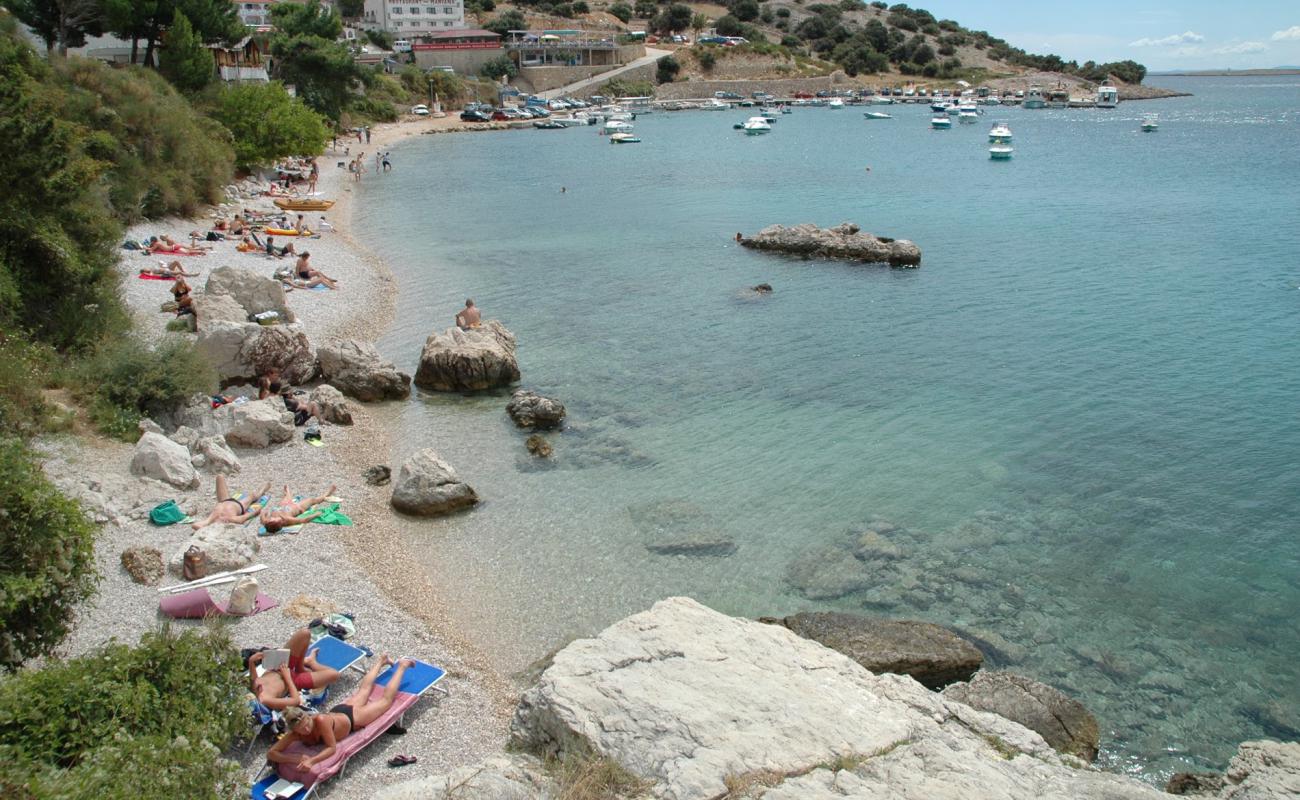 Stara Baska beach'in fotoğrafı beyaz çakıl taş yüzey ile