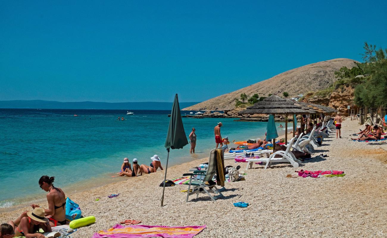 Skrila beach'in fotoğrafı beyaz ince çakıl yüzey ile