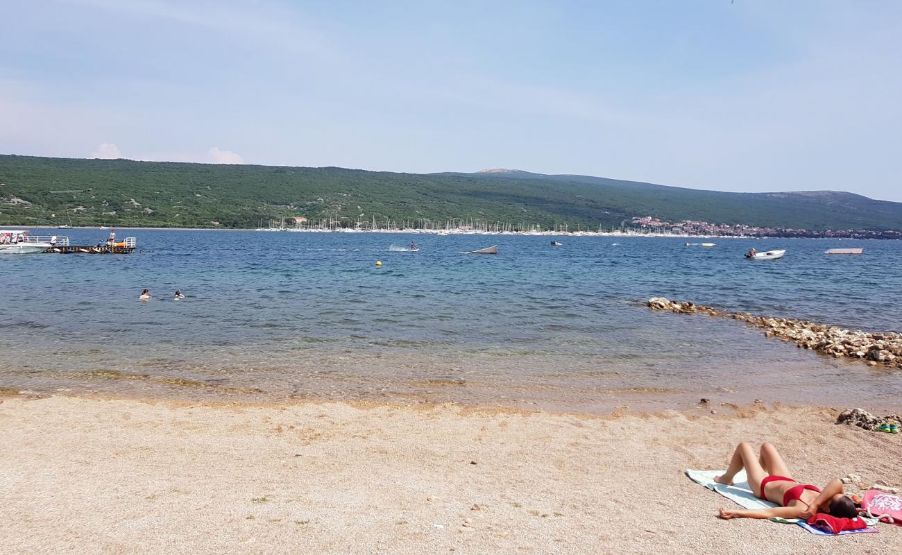 Punat beach'in fotoğrafı bej çakıl yüzey ile