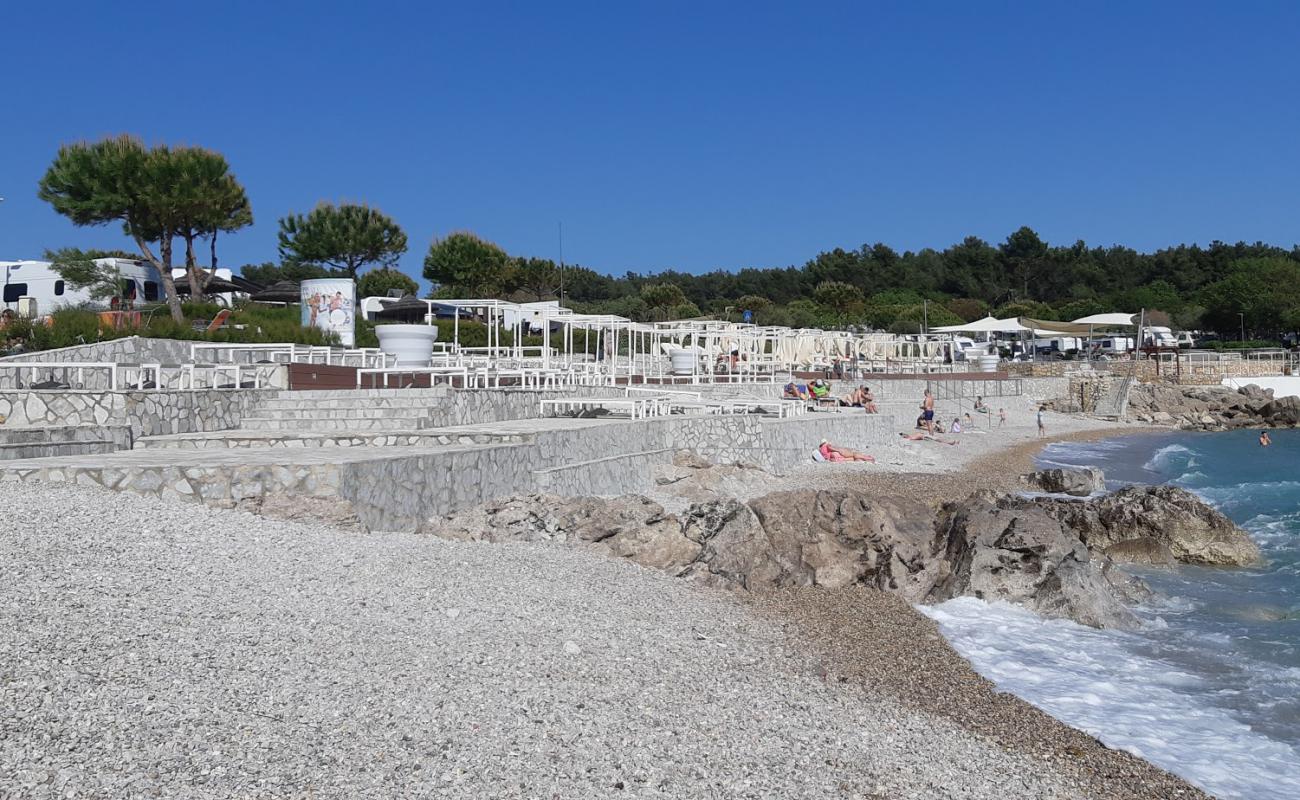 Politin beach'in fotoğrafı gri çakıl taşı yüzey ile
