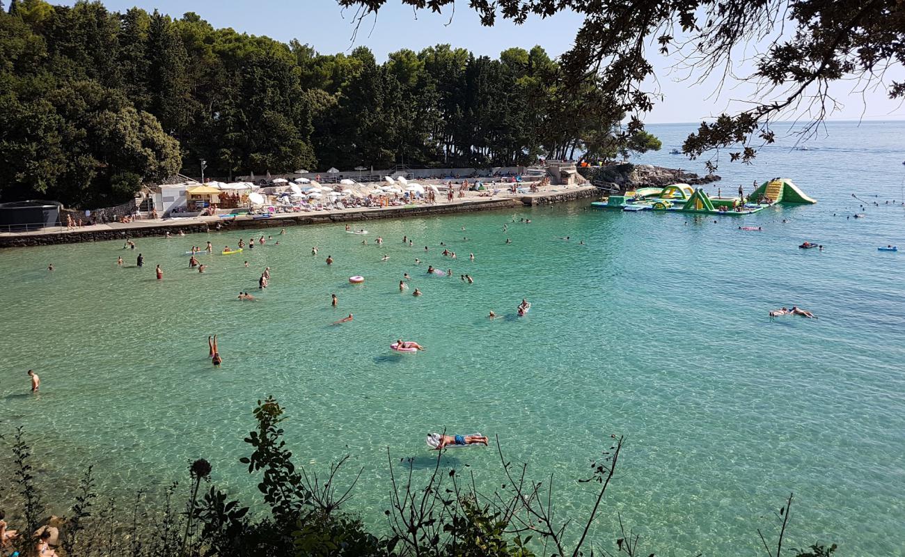 Drazica beach'in fotoğrafı gri ince çakıl taş yüzey ile