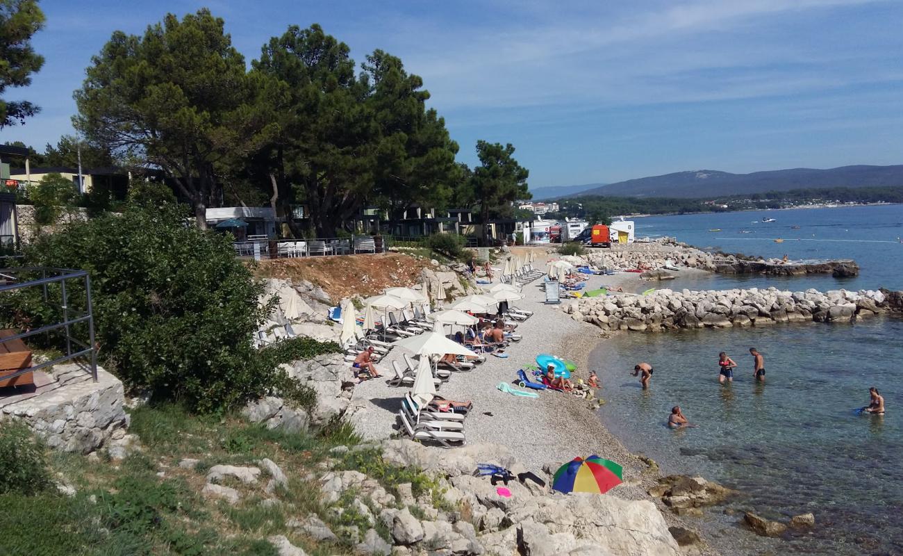 Karaka beach'in fotoğrafı hafif ince çakıl taş yüzey ile