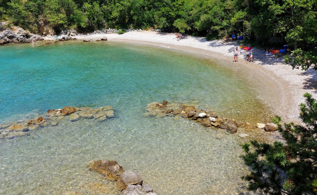 Makneli beach'in fotoğrafı hafif çakıl yüzey ile