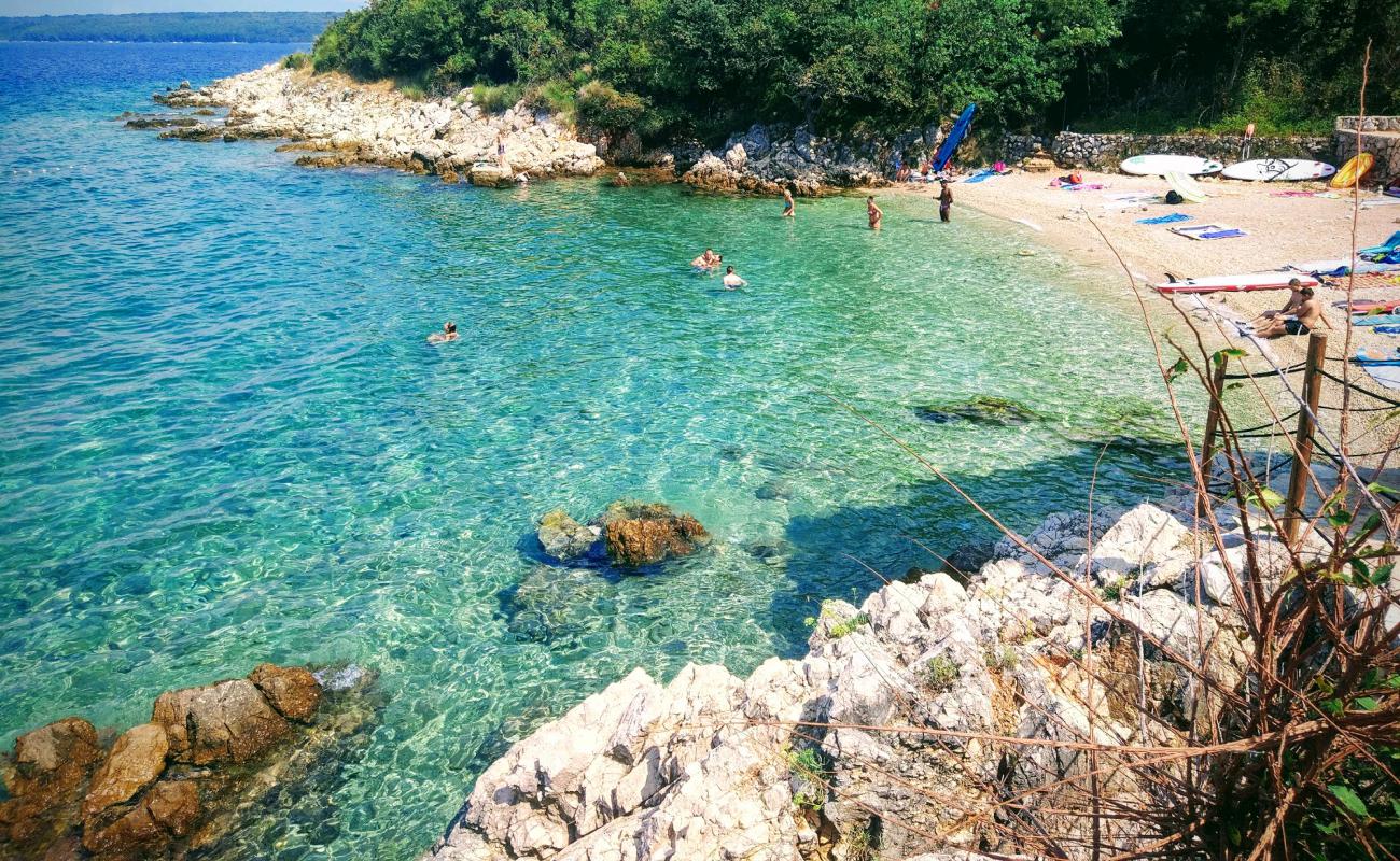 Glavotok camp beach'in fotoğrafı hafif ince çakıl taş yüzey ile