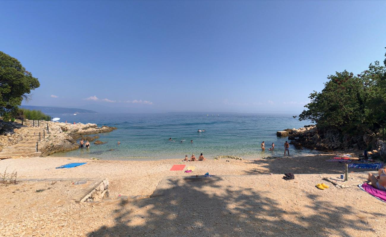 Brzac beach'in fotoğrafı turkuaz saf su yüzey ile