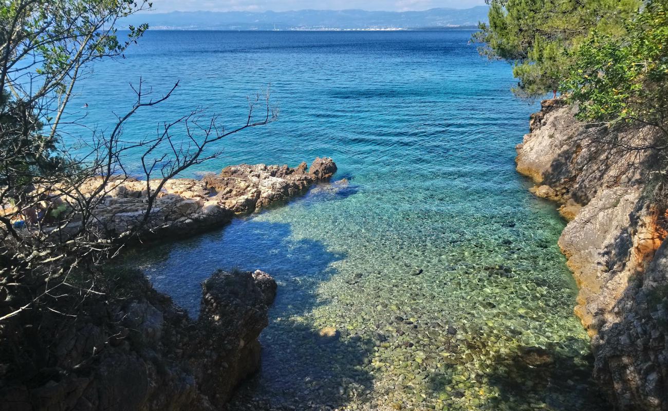 Malinska-Porat beach'in fotoğrafı kayalık arazi yüzey ile