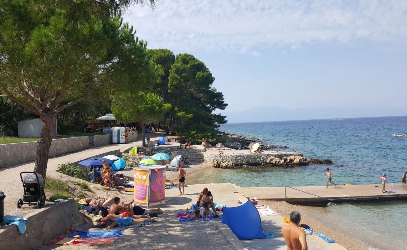 Uhlic beach'in fotoğrafı hafif ince çakıl taş yüzey ile