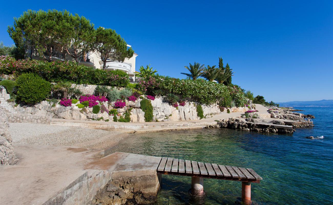 Vantacici beach'in fotoğrafı beton kaplı yüzey yüzey ile