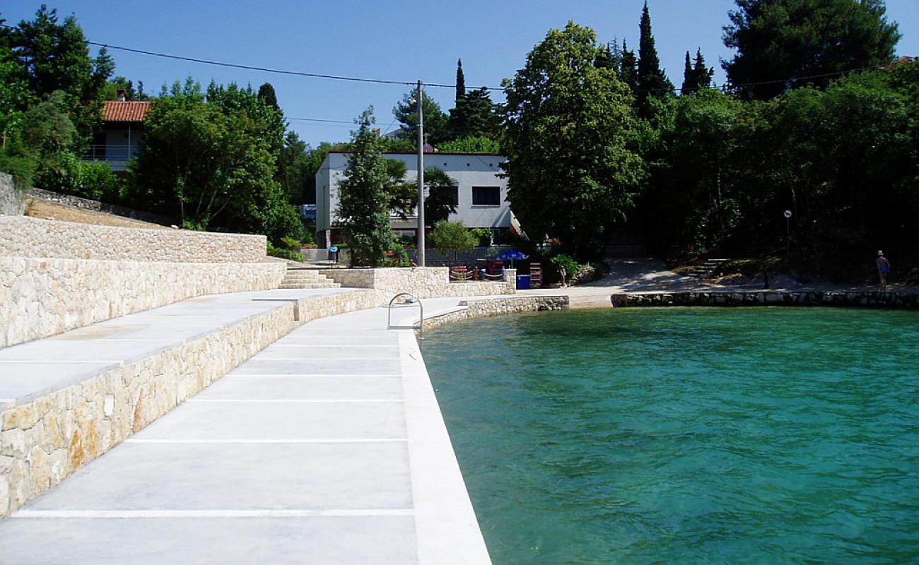 Zidarici beach'in fotoğrafı beton kapak yüzey ile