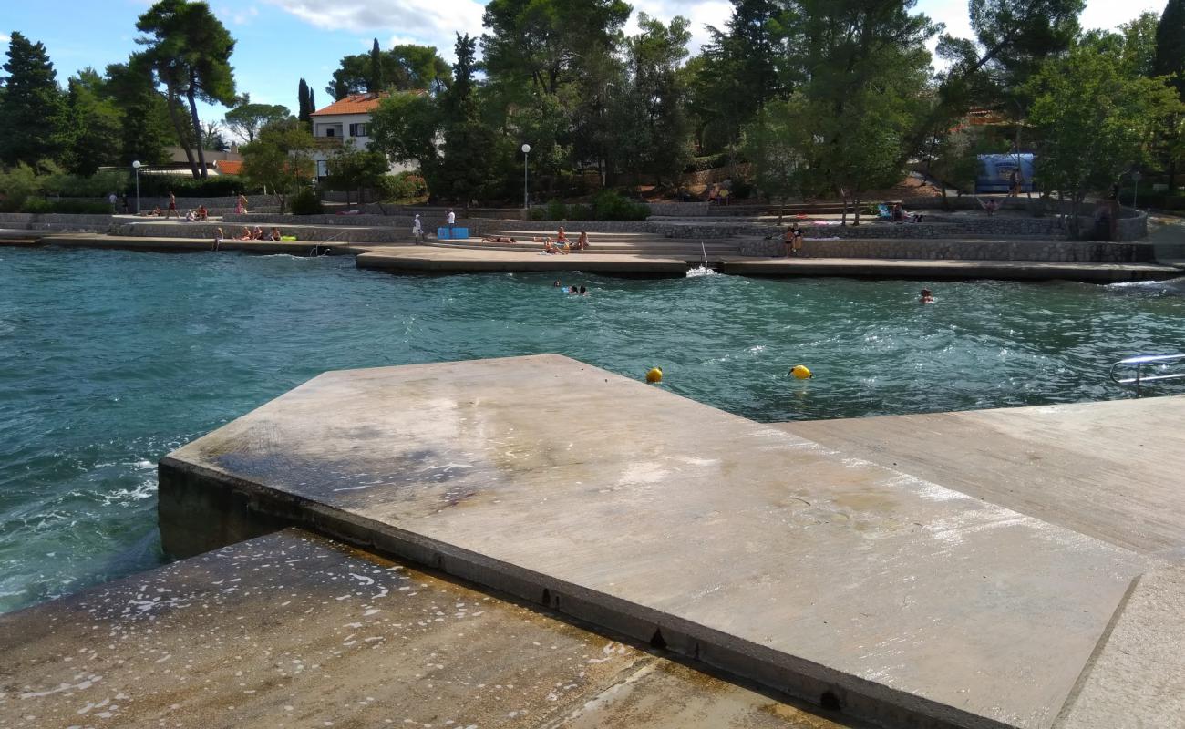 Vrtaca Bay'in fotoğrafı bej kum ve çakıl yüzey ile