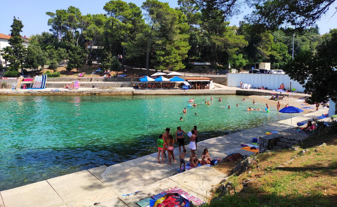 Draga beach'in fotoğrafı hafif ince çakıl taş yüzey ile