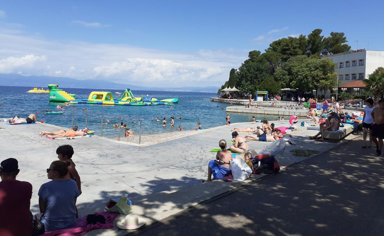 Malinska beach'in fotoğrafı hafif ince çakıl taş yüzey ile