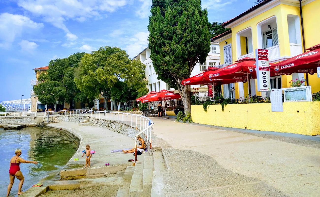 Dubec beach'in fotoğrafı beton kapak yüzey ile