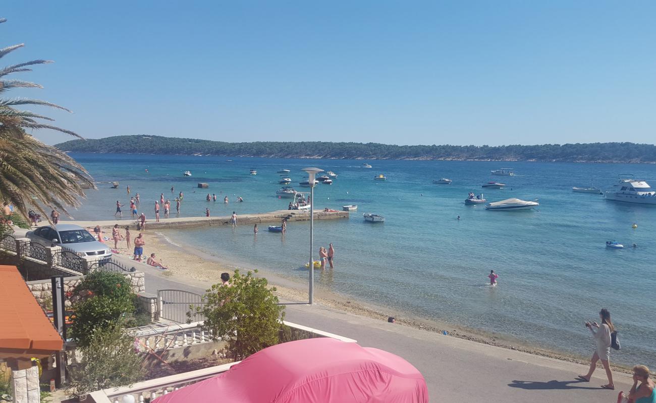 Petrac beach'in fotoğrafı gri kum yüzey ile