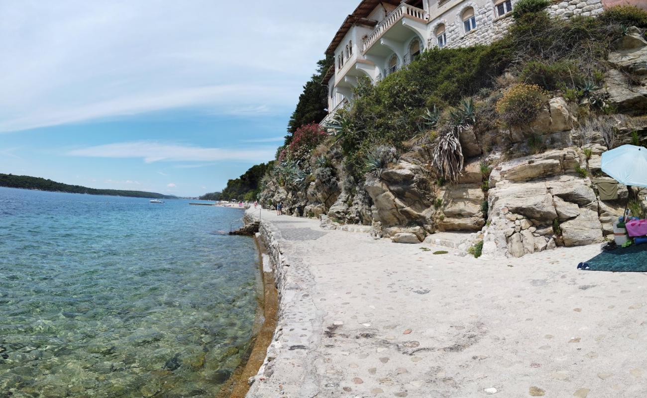 Sveti Ivan beach'in fotoğrafı beton kaplı yüzey yüzey ile