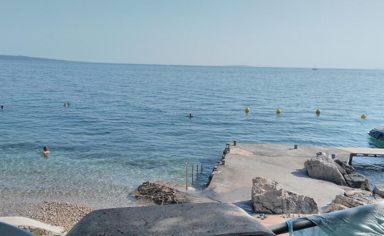 Frkanj beach'in fotoğrafı bej çakıl yüzey ile